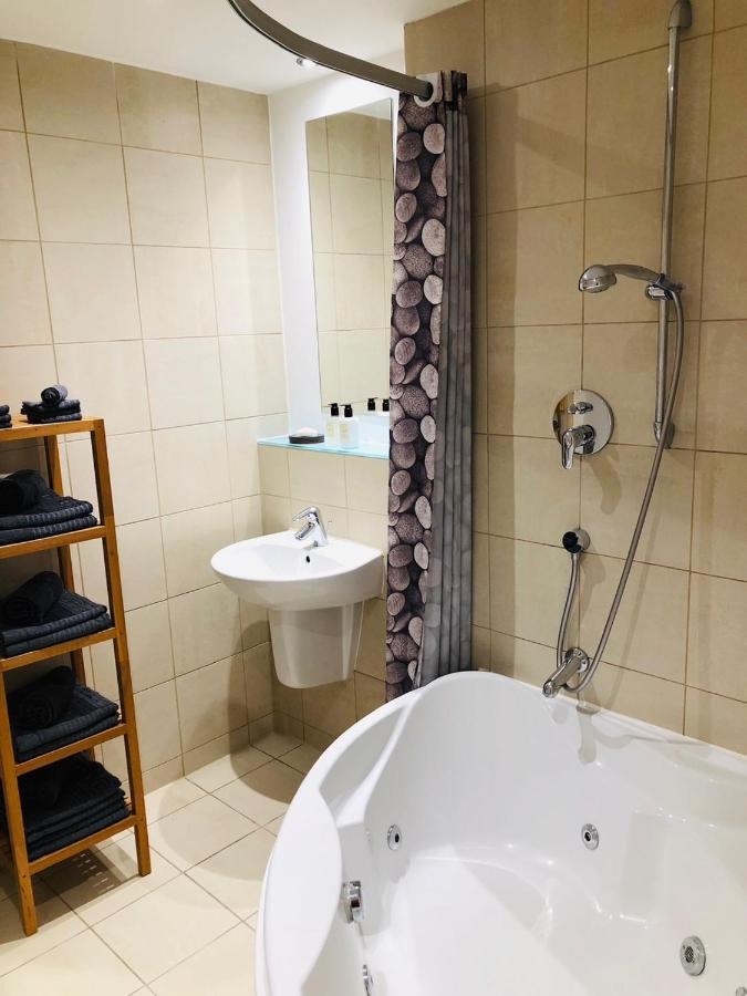 Westone View Villa Sheffield Esterno foto